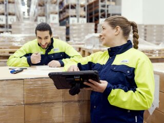 orion_warehouse_happy-worker-planning_2023_4863.jpg