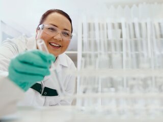 orion_research-and-development_happy-laboratory-woman_2022_3611.jpg